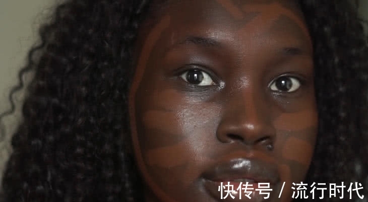 棕黄色 黑人妹子原来是这样化妆,一瓶粉底不够用,最终效果高级又性感!