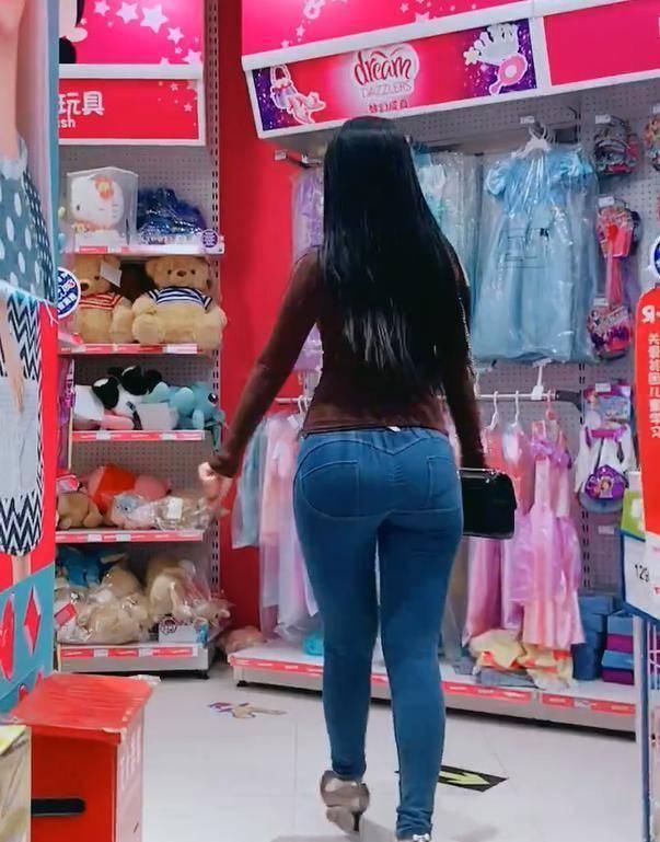 超市里的微胖女生，牛仔裤穿出满分的质感