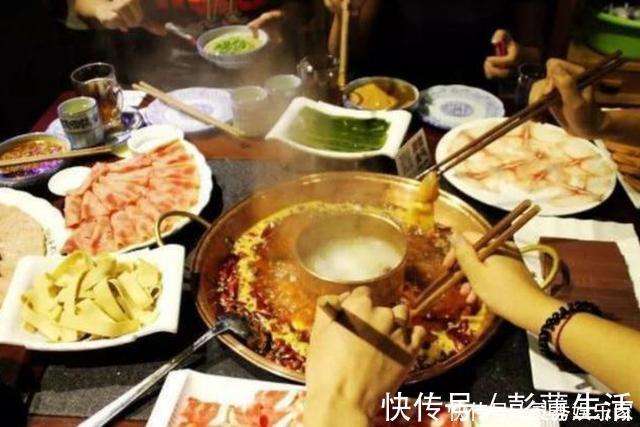 邻座|熊孩子往邻座火锅“吐口水”，家长不以为意，店家的做法十分解气