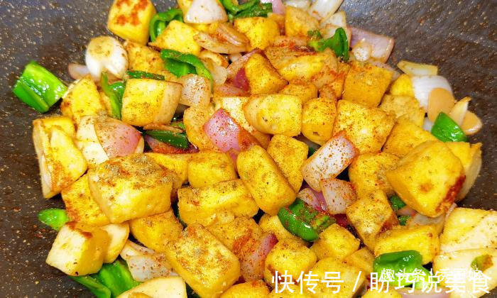 天热我家常做此早餐，裹上鸡蛋液，简单一炒，饭菜一锅出，真香呀