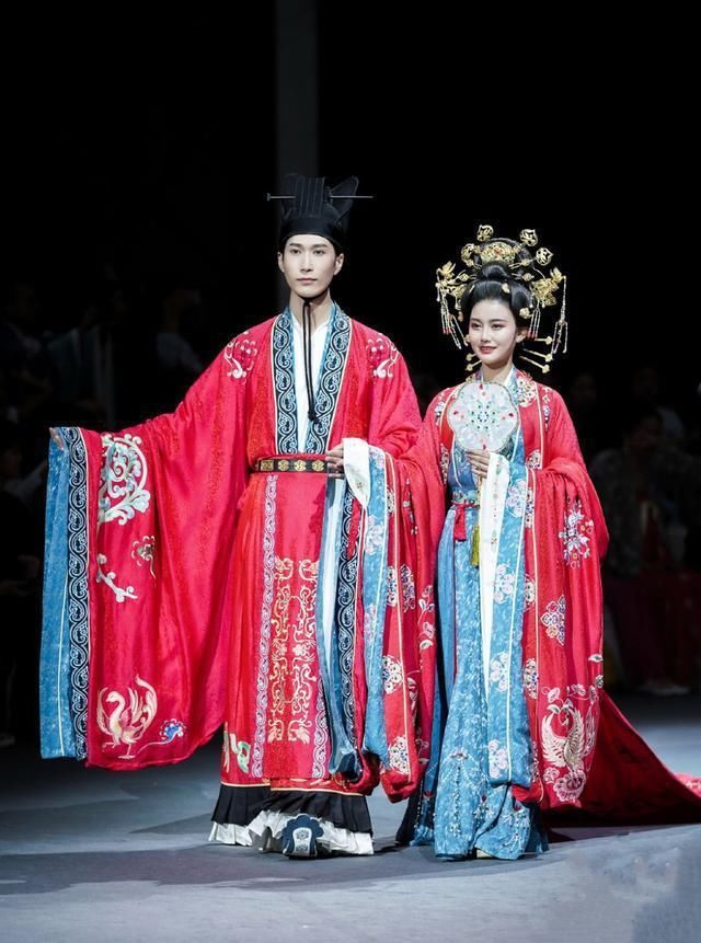 中国女孩的嫁衣,不该只是西方的婚纱,更应该是传统的凤冠霞帔!