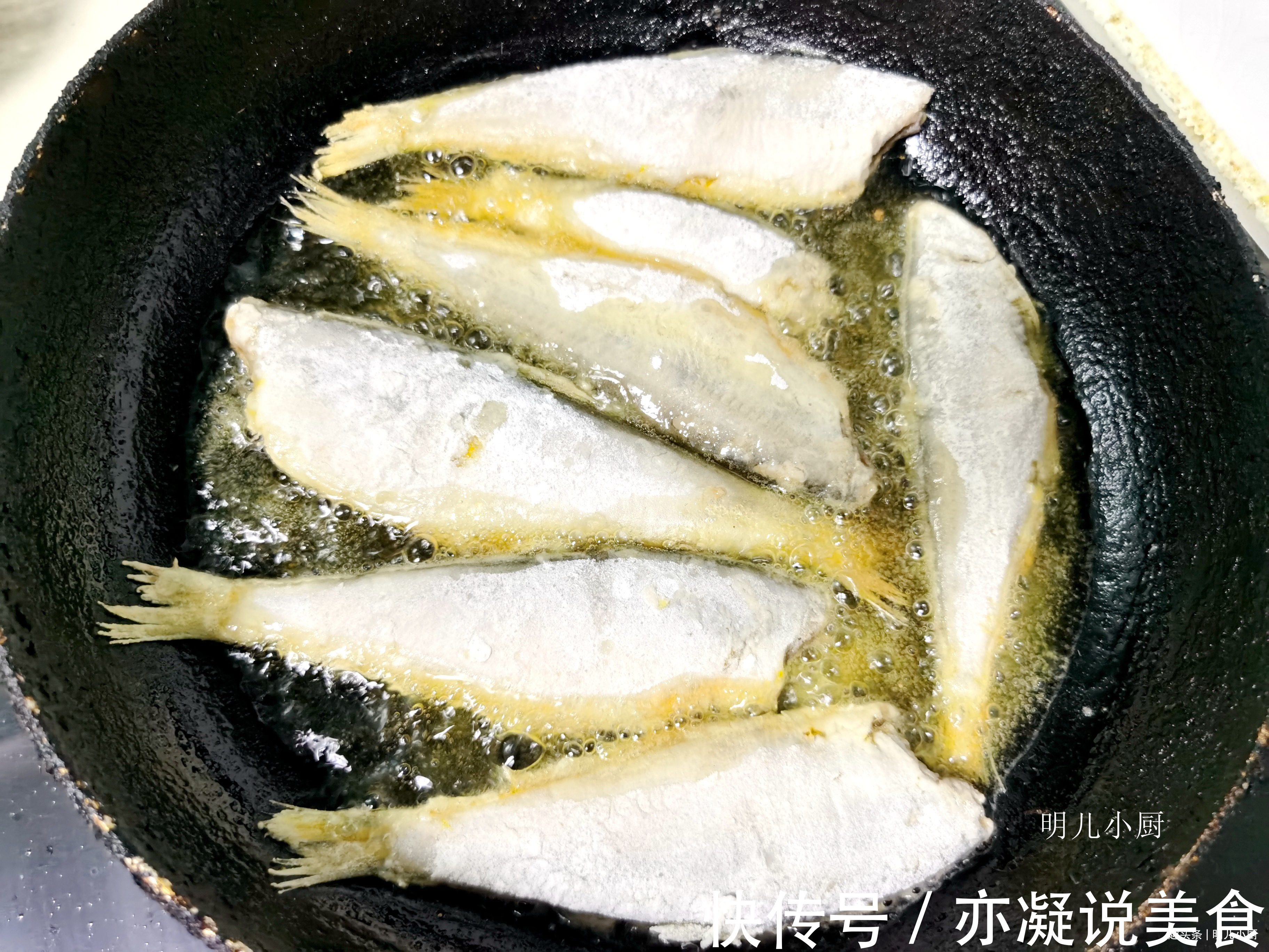 炸鱼时,千万别调水面糊,这样做外酥里嫩不腥气,比外面卖得好吃