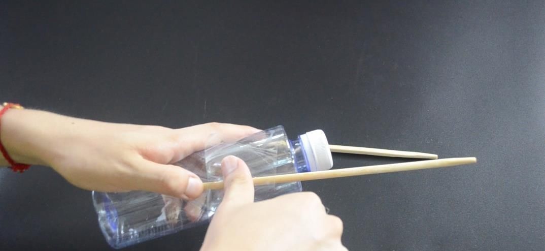 塑料瓶上绑2根筷子, 这个作用太棒了, 解决了很多家庭的烦恼