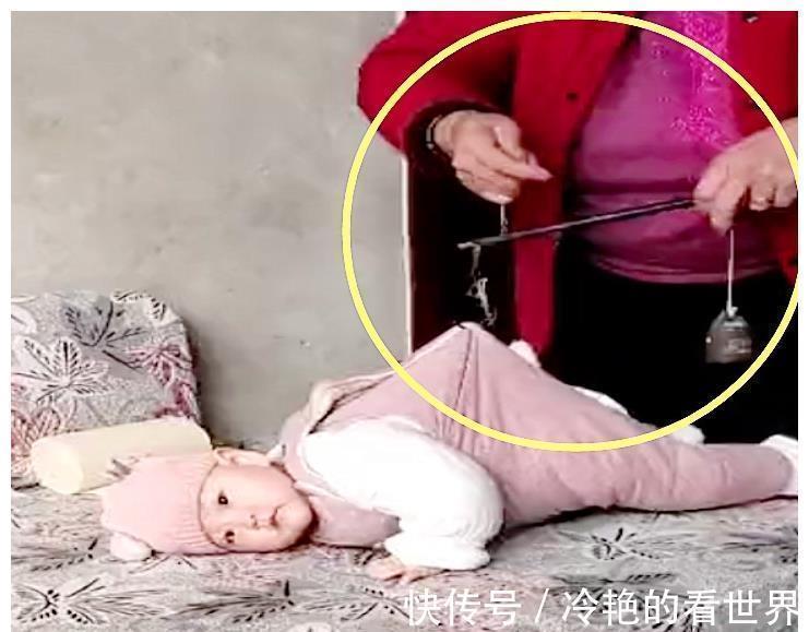 体重|奶奶给孙子称体重,宝宝以为自己会飞,展开胳膊扑棱,太逗了