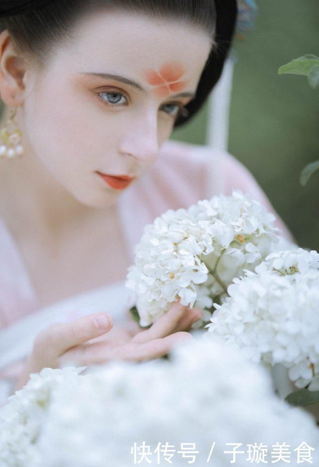 中华汉服@当外国人穿上中华汉服会是什么样子本以为会奇怪,但是却很惊艳