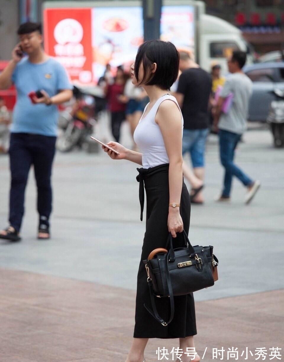 高跟鞋|适合美丽的初秋，白色背心搭配直筒长裙，显瘦显腿长