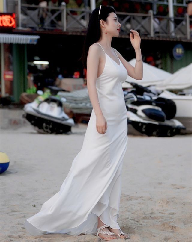 街拍:小姐姐一身装扮,就是街头最美丽的风景线