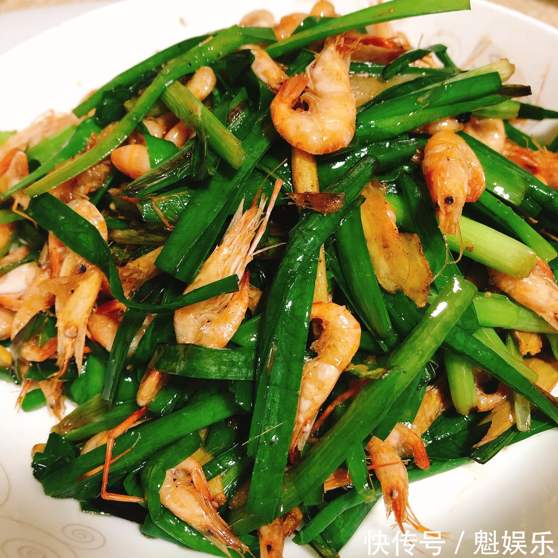 香喷喷的韭菜炒虾米,小孩子长身体要多吃,开胃又营养