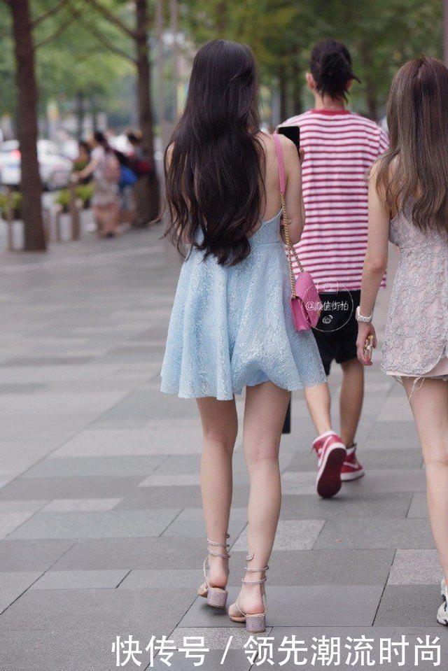 美女V领吊带裙尽显成熟风情魅力,一双鞋子搭配有点不可思议