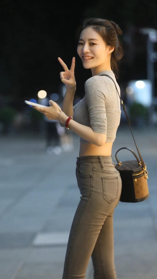 街拍|街拍气质型的小姐姐，简约高腰上衣搭配休闲鞋，穿出满满运动风