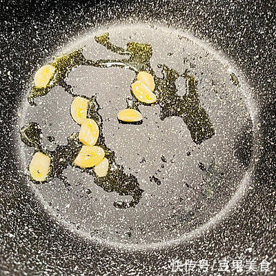 这道快手主食??酱油炒饭藏着小惊喜，瞬间征服你