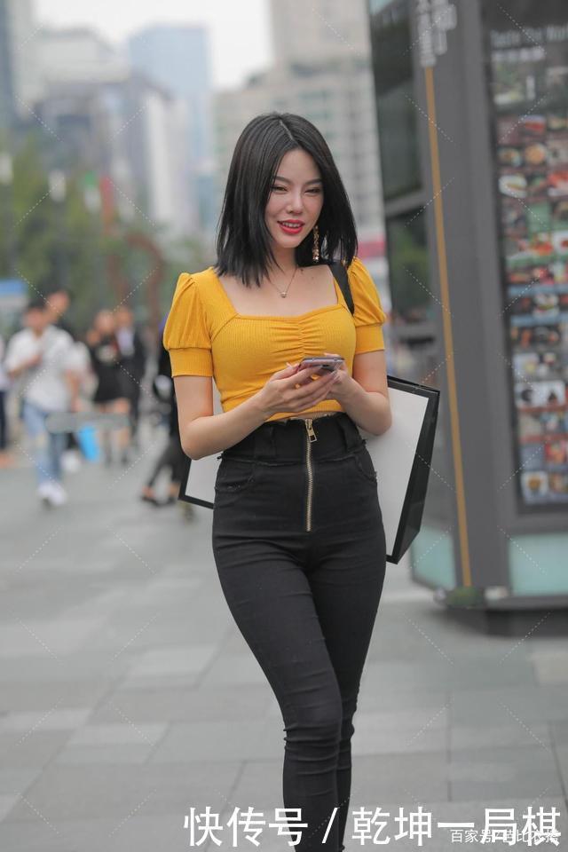 时髦感|休闲的衣服搭配粗跟鞋显高级，黑色配亮色时髦感十足