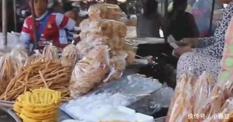 农村|农村大姐烙饼不和面,把“面粉”洒在锅里,20秒后顾客看蒙了