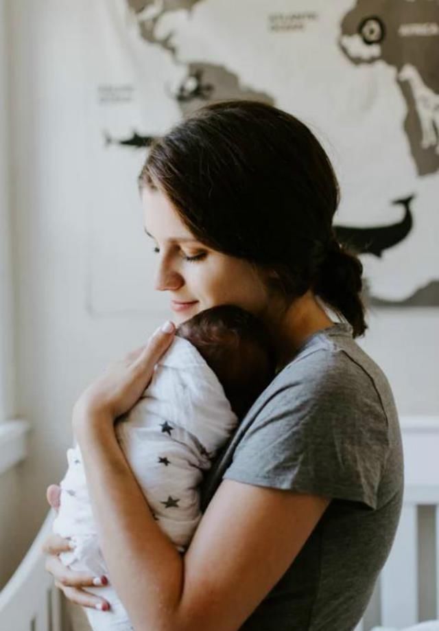 小月龄|趴在妈妈胸前不知道找什么,想打又不舍得打,画面温馨伴随着搞笑