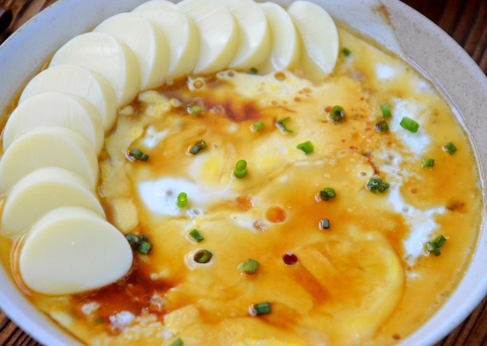 豆腐和鸡蛋天生一对，蒸一蒸十分钟就出锅，鲜美嫩滑很下饭