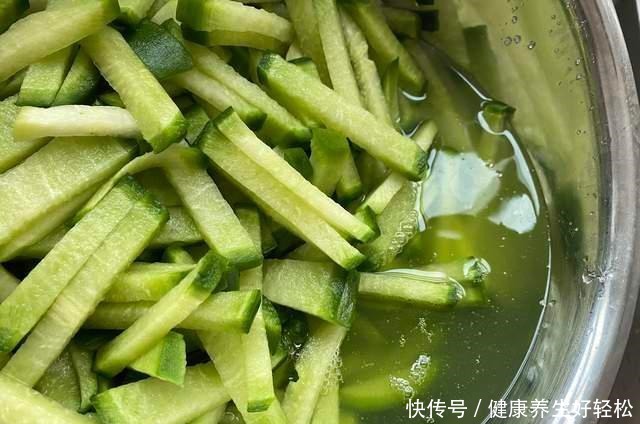 入冬后,遇见这菜就买10斤,晒干了保存,吃一整个冬天不会坏!