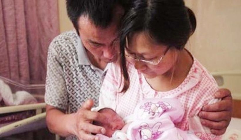 二胎|孕妈深夜生二胎,产房外女儿独自一人等待,孩子的话让护士哽咽