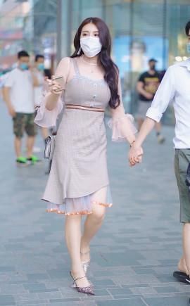 女性|街拍温柔网纱元素装点少女梦,中年女性这样穿,性感又梦幻