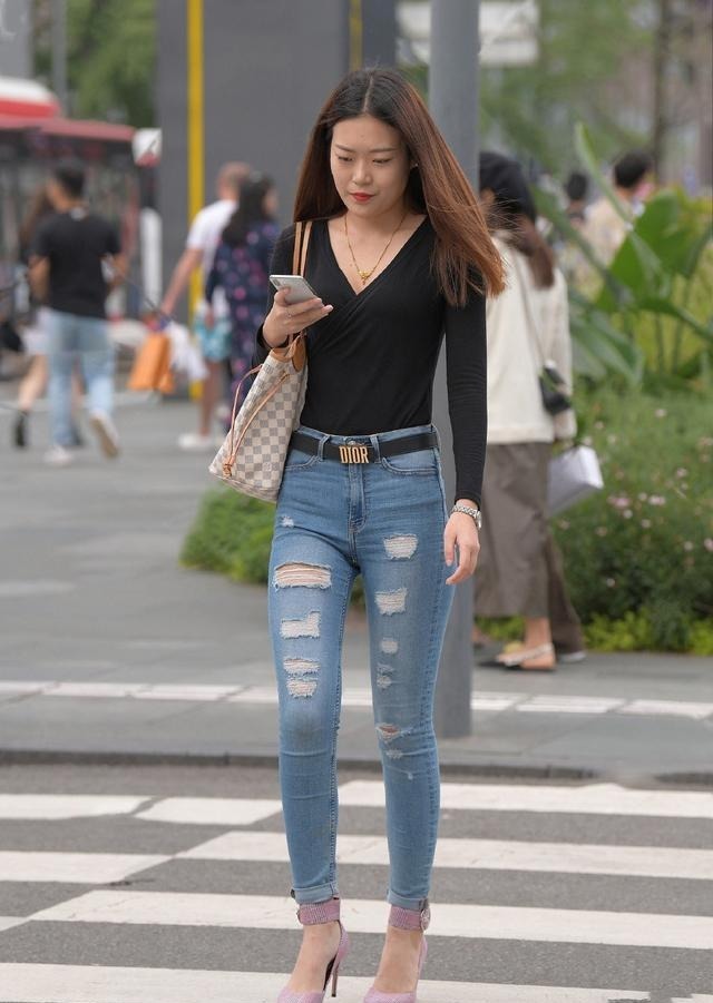 休闲|酷爱休闲风的您, 夏季穿牛仔裤配长袖, 让造型更显轻松美丽