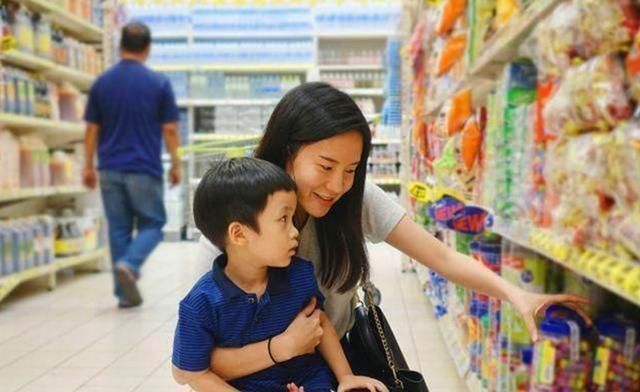 小林|孩子先喝饮料后付款,商家却要求10倍赔偿,妈妈的回答引众人称赞