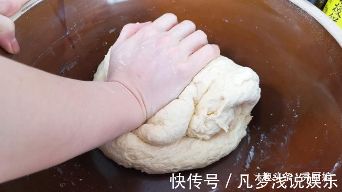 做法|炸油条时，有人加鸡蛋，有人加泡打粉，其实都不对，教你正确做法