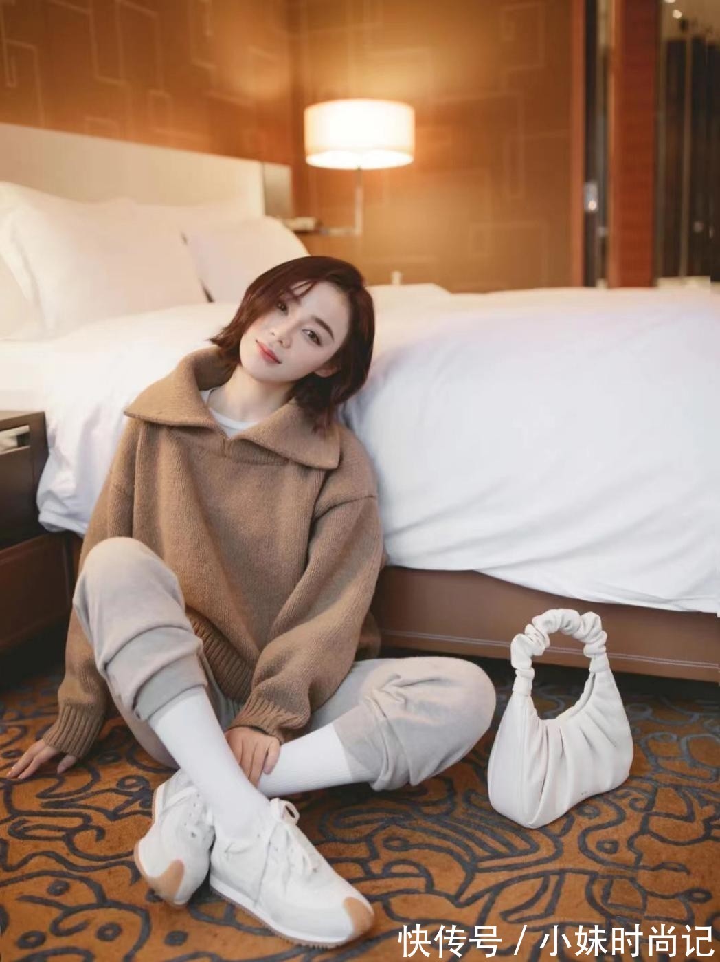 身型 袁珊珊真敢穿,黑色西装配波点丝袜想做辣妹,却意外暴露腿部线条