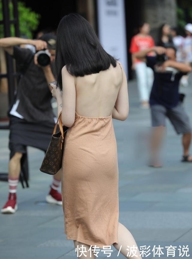 优雅|街拍秀背的连衣裙,优雅是唯一不会褪色的美
