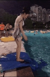 |搞笑GIF：为什么小时候一个包子就能解决问题， 长大了非要房子和车子解决呢？