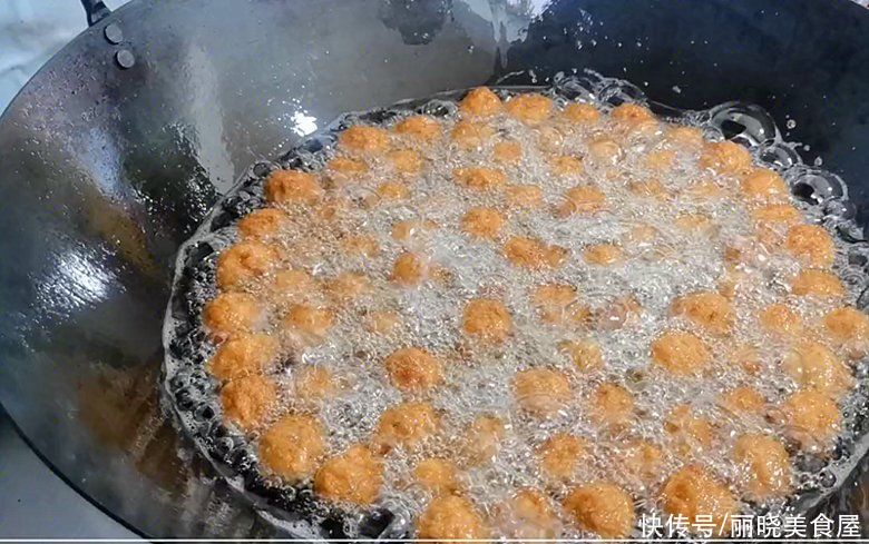 炸丸子，最忌直接加盐和淀粉，诀窍告诉你，金黄酥脆放凉不回软