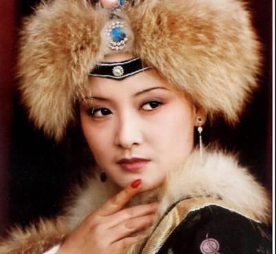 小蹄子!贾琏和平儿抢多姑娘的一缕头发时,为何把骂平儿是个“小蹄子”