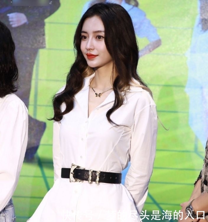 杨颖穿裙子现身发布会,大家坐一起热聊时,谁注意到黄旭熙的举动