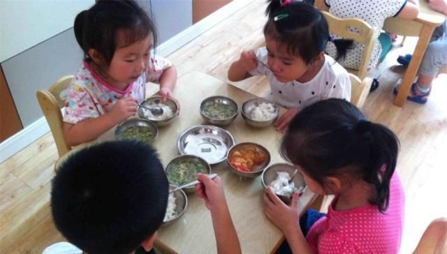 老师|挑食儿子上幼儿园,被夸吃得“又快又干净”,午餐照片让妈妈疑惑