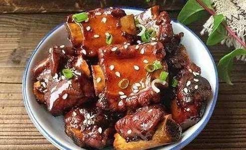 你在糖醋排骨做糖还是醋厨师透露顺序不对,所以味道好就奇怪了