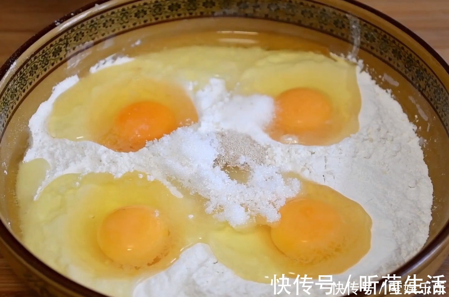 1碗面粉，加4个鸡蛋，不用水，不用烤箱，教你做柔软香甜拉丝面包