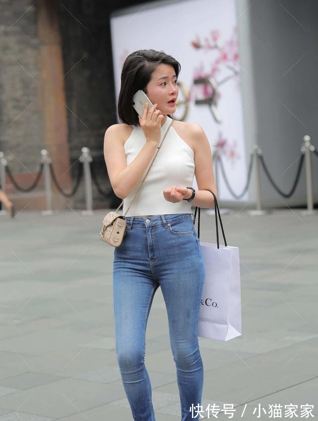 搭配 白色上衣搭配蓝系牛仔裤，简约的穿搭，也可以展现高级质感！