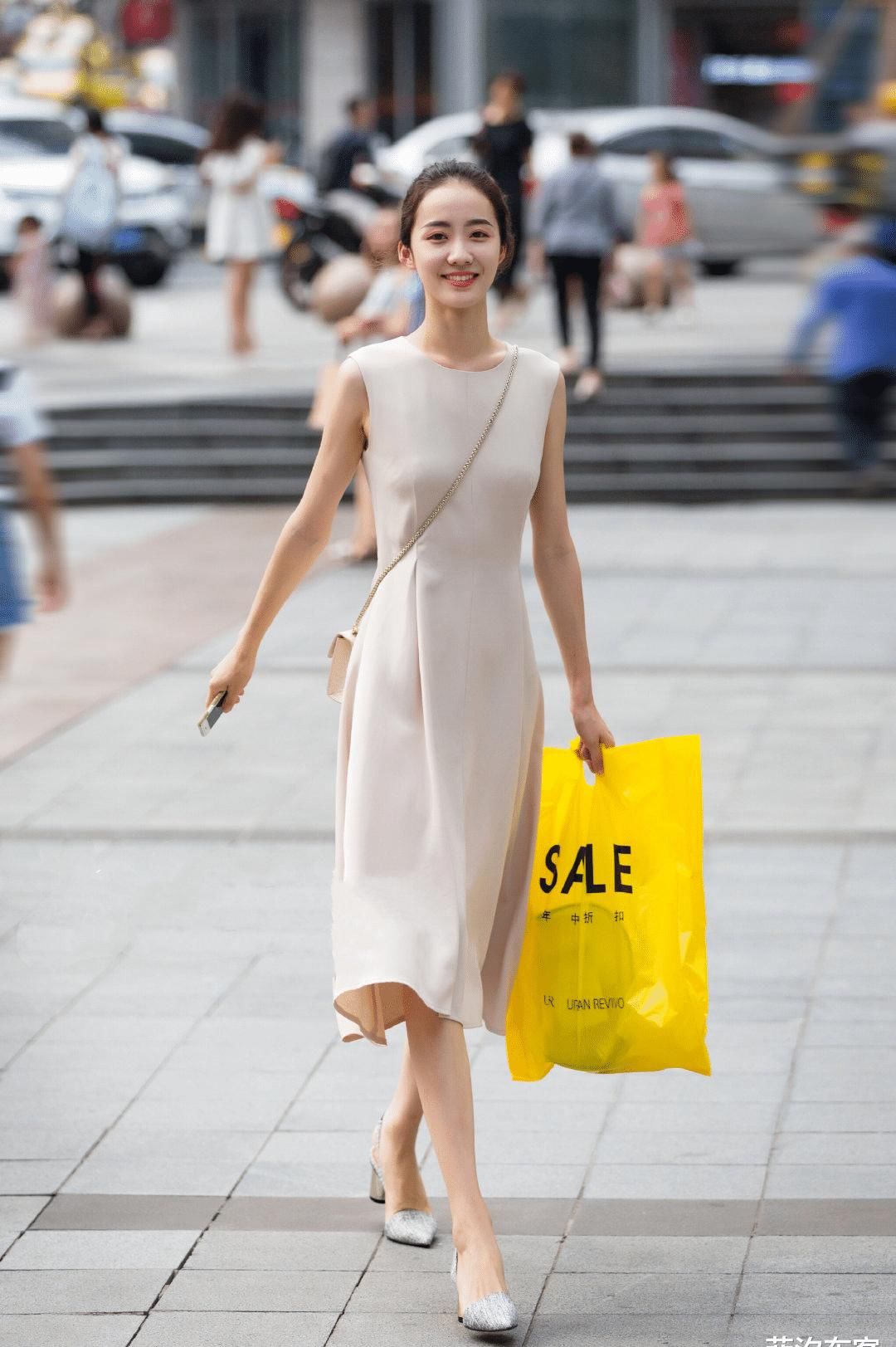 极简风的流行不是没根据，连衣裙要选择简洁大方的，优雅又时髦