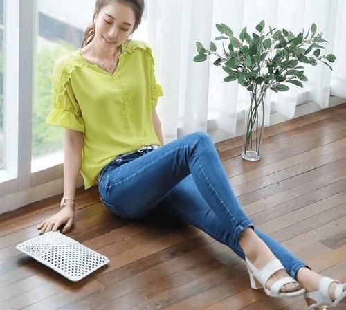 风景线|美女穿搭:紧身牛仔裤秀出好身材,走在街上像美丽的风景线!