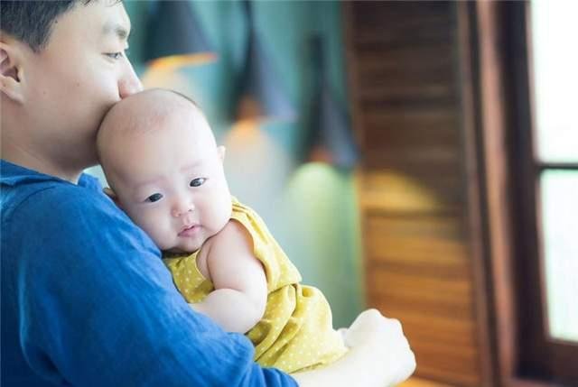 影响|这3种行为影响宝宝脊柱发育，可能长不高，比同龄人“矮”一截