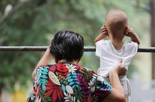 二胎政策|48岁奶奶接孙子,偶遇48岁妈妈接娃,相同年龄,不同人生