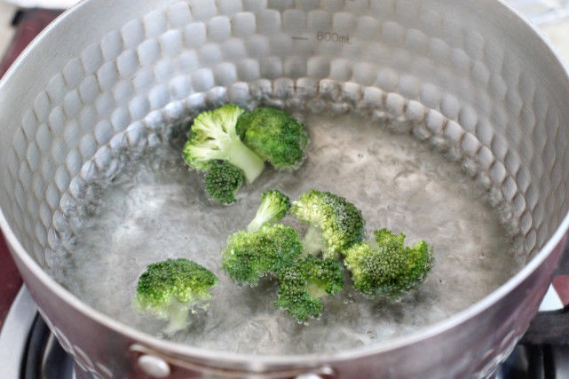 蒸蛋羹时加入这两种食材，营养丰富又提鲜，孩子吃光一碗说还要！