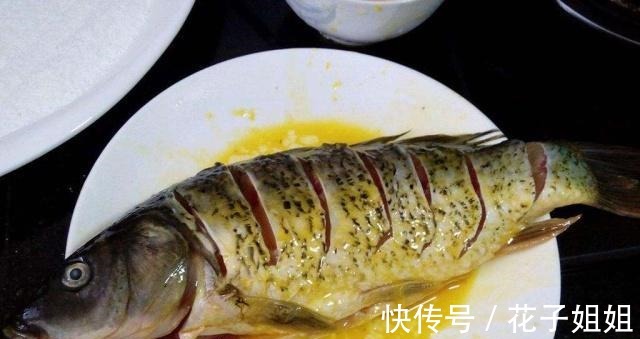 烤鱼|这样煎鱼省油又不粘还不溅油不破皮!在鱼身上涂一物,赶紧试试吧!