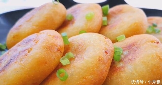 诱人|3个土豆,不放面粉,教你做土豆饼,鲜美诱人,上桌20个不够吃
