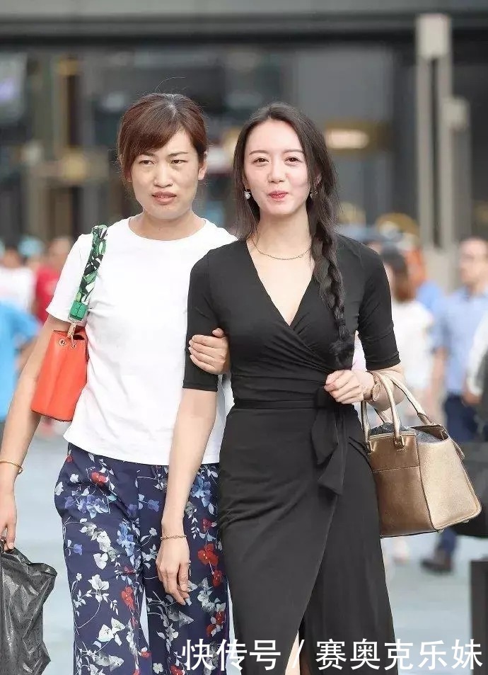 ÐÞÉí|ºÉÒ¶ÂÞȹһɫ²Ã£¬Ü½ÈØÏòÁ³Á½±ß¿ª£¬ÐÞÉí³¤È¹ÑÝÒïµÄÓÅÑŶËׯ֮ÃÀ