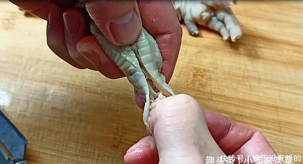 教你做香辣鸡爪,做法超简单,比在外面买的好,春节做给家人吃