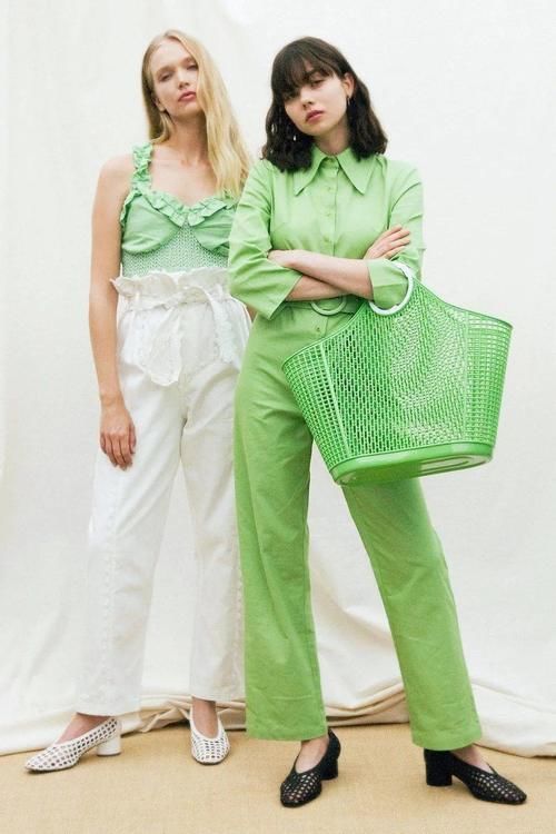 最难穿的绿色竟然2021最流行？原来穿对这么美,超级治愈！