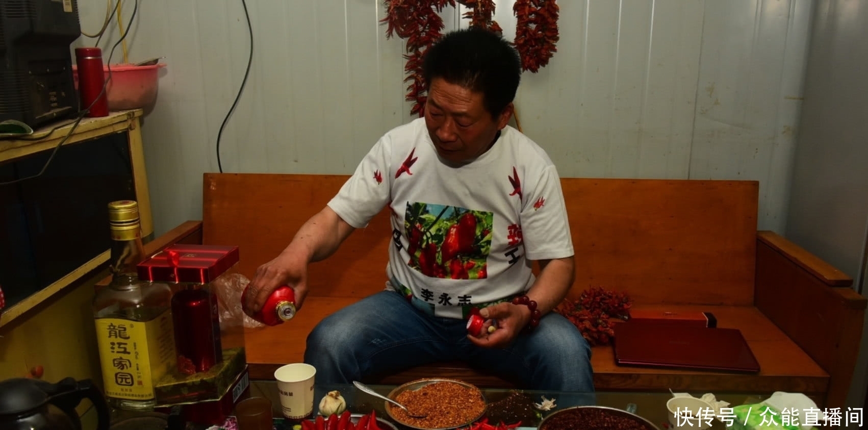 奇闻:国内最能吃辣的人,能将辣椒当饭吃,地里的辣椒无人敢偷