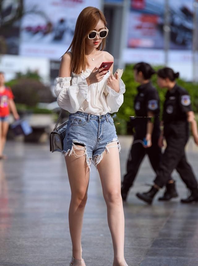 街拍:气质温婉的时尚辣妈,白色的连衣优雅大气也显年轻