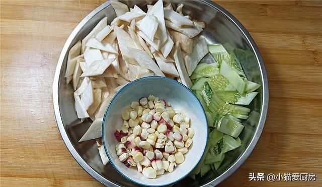 香葱葱白|教你用杏鲍菇和黄瓜还有西红柿一起炒来吃，清香鲜美，营养又好吃