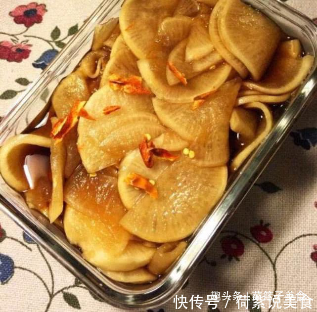 现在腌萝卜最合适,不放盐不放水,一天就可以吃,爽脆入味超下饭