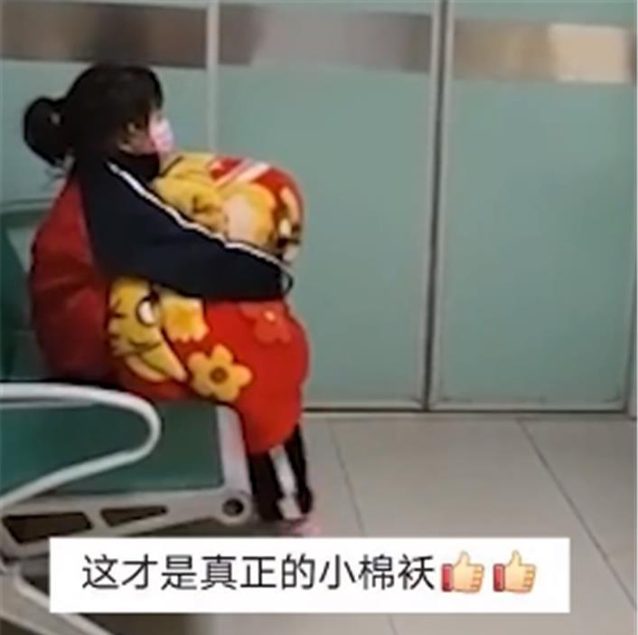 坐在|小女孩抱着被子，独自坐在产房门口等妈妈，网友：真是贴心小棉袄